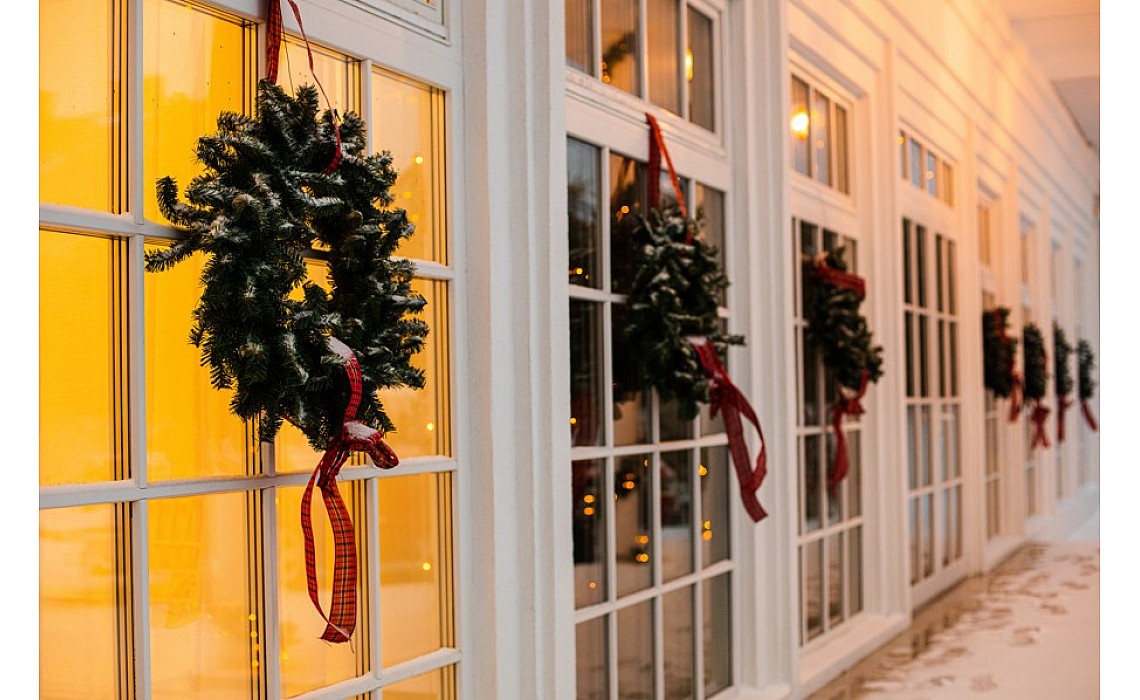 Як прикрасити двері до Нового року і зберегти їх бездоганний вигляд